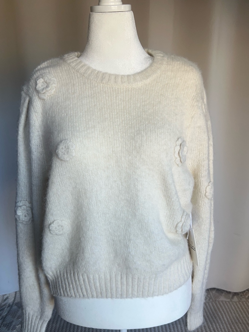 CeCe Women’s Super Soft and Cozy Sweater – Cream Off White XL  has thread/snags